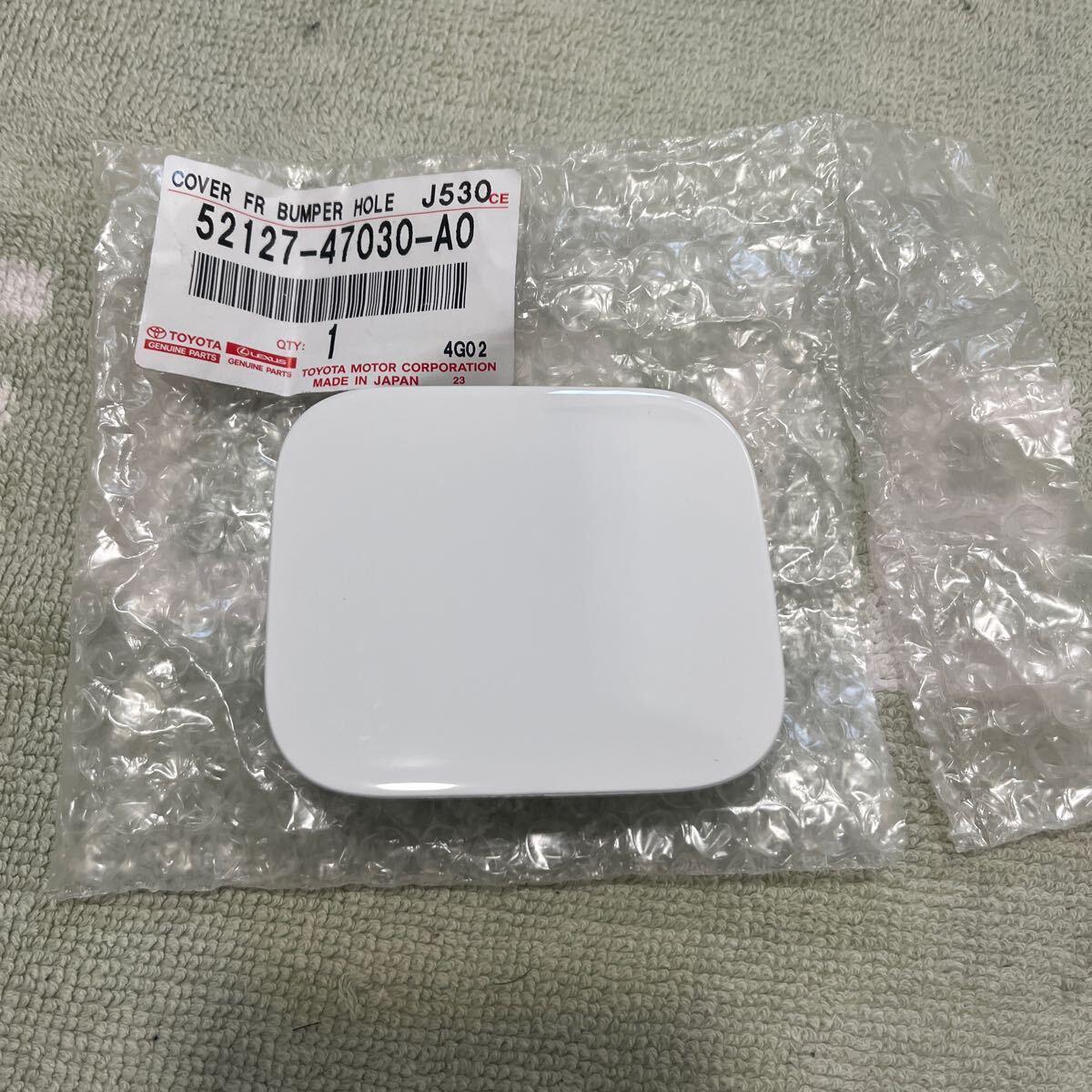 プリウスアルファ　ZVW41 右　フロントバンパー　ホールカバー　新品　スーパーホワイト　040 送料無料