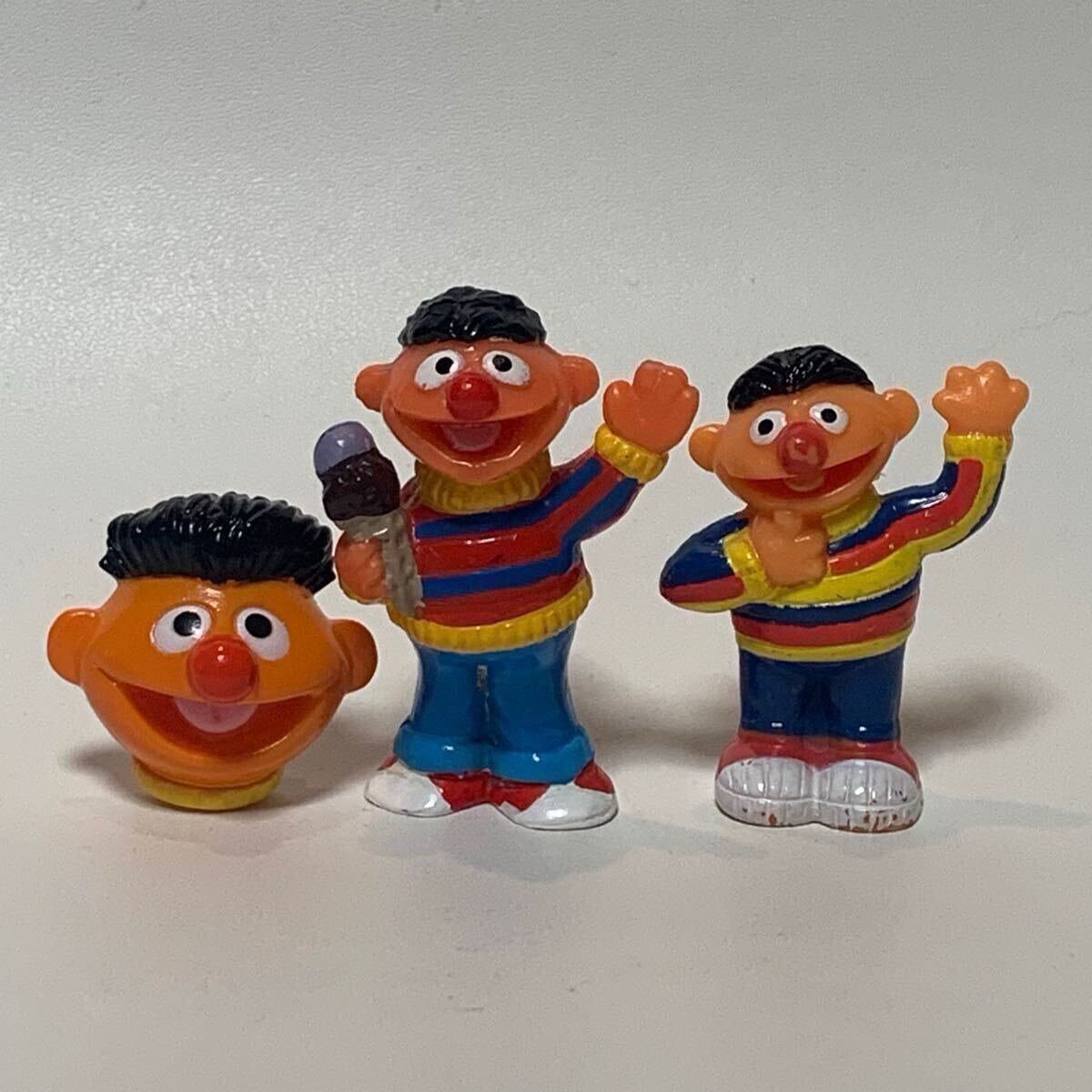 【Vintage】セサミストリート アーニー プラスチック PVC フィギュア ソフビ バッジ バッチ セサミ セット Sesame Street Ernie Figure 