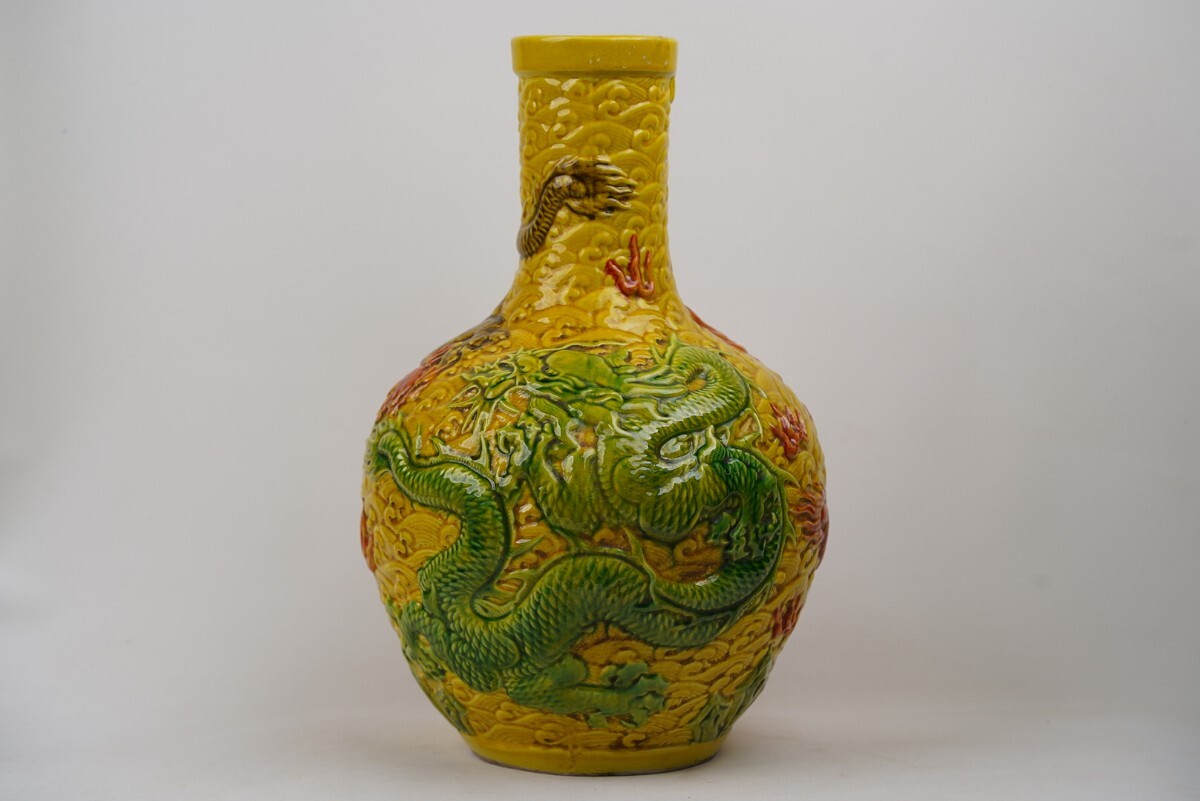 【萬藏】中国 明時代 中国美術 色絵 素三彩 龍紋 大明弘治年製 花瓶 置物 花器