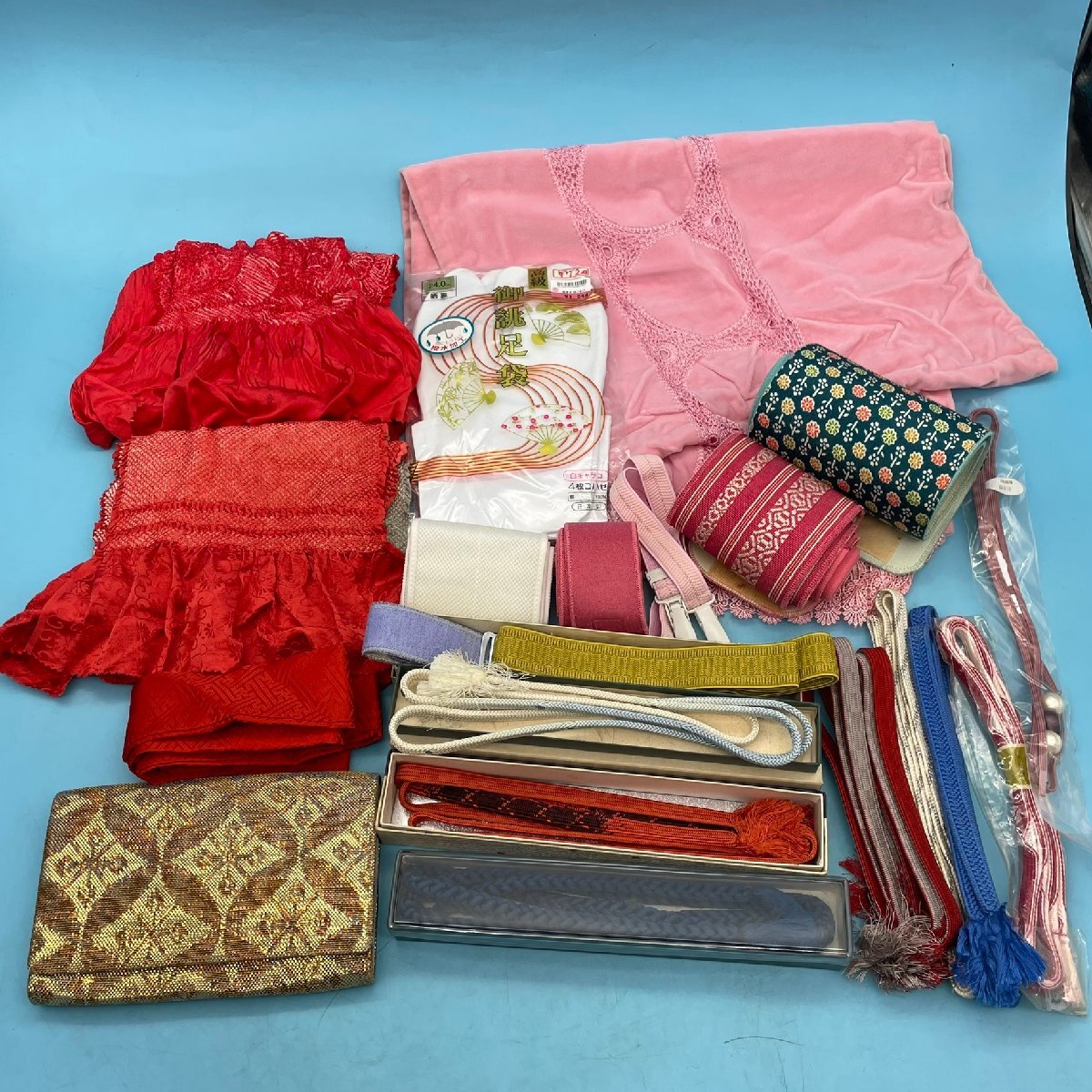 【15353P161】和装小物 まとめ売り 帯揚げ 帯締め 重ね襟 伊達衿 冬用ショール 足袋 和装バッグ 他 和装 和服 着物 いろいろ 大量 保管品