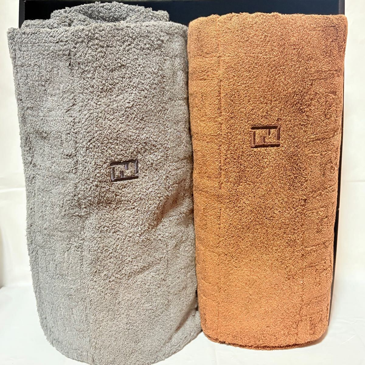 美品未使用タグ付き　FENDI フェンディ　タオルケット　ペア　2枚　グレー&ブラウン　ズッカ柄　FF柄　寝具　廃盤希少
