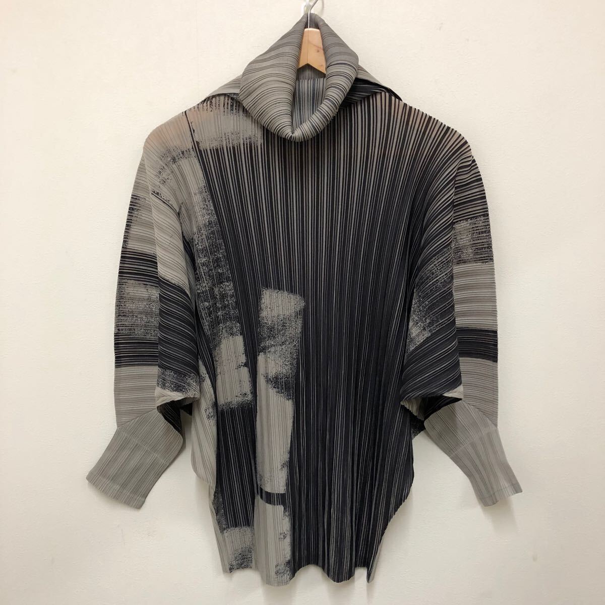 (26)PLEATS PLEASE ISSEY MIYAKE プリーツプリーズ イッセイミヤケ タートルネック 長袖カットソー 3 L位 グレー 柄 ドルマン PP53-FT394