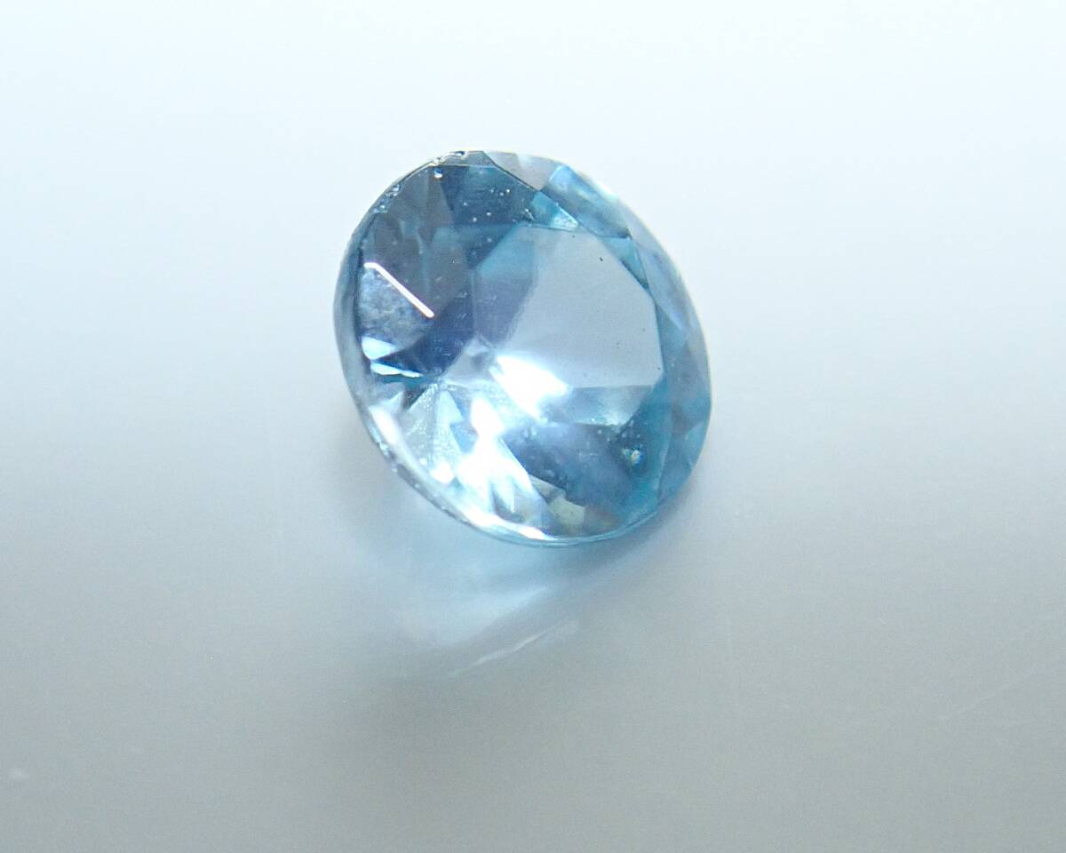 爽やかブルー　天然スターライトブルージルコン　0.15ct　テリが美しいです　ラウンドカット　ルース　未使用
