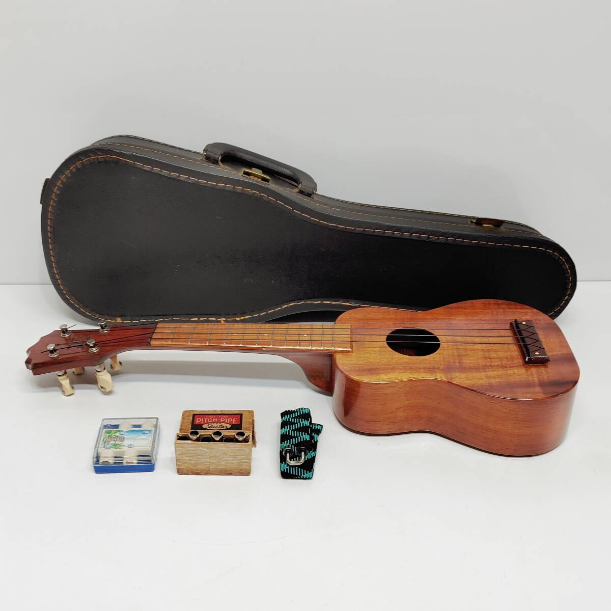 ●カロハ ウクレレ 弦楽器 KALOHA ケース付き MADE IN HAWAII 演奏 練習 音楽 楽器 Ukulele L1474