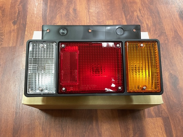 イスズ　純正テールランプ　右　8-98002164-0　エルフ　24V