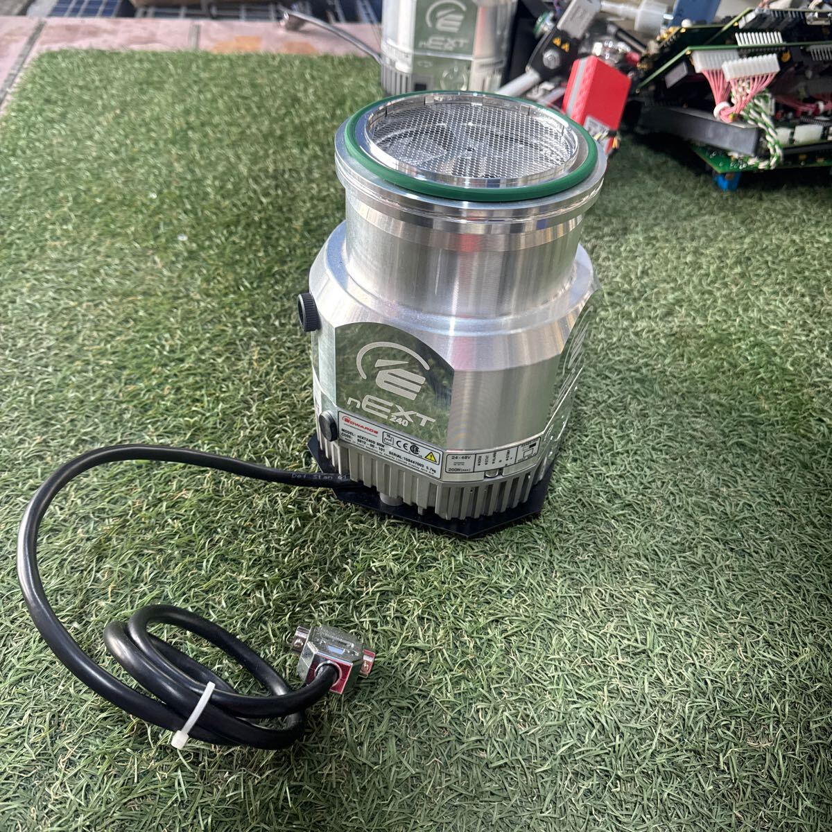 5B282 EDWARDS nEXT240D 80W Turbopumpe Turbomolekularpumpe/nEXT240D ターボ分子ポンプ 80W　B81200101/MS bioMerieux Vitekから取り外し