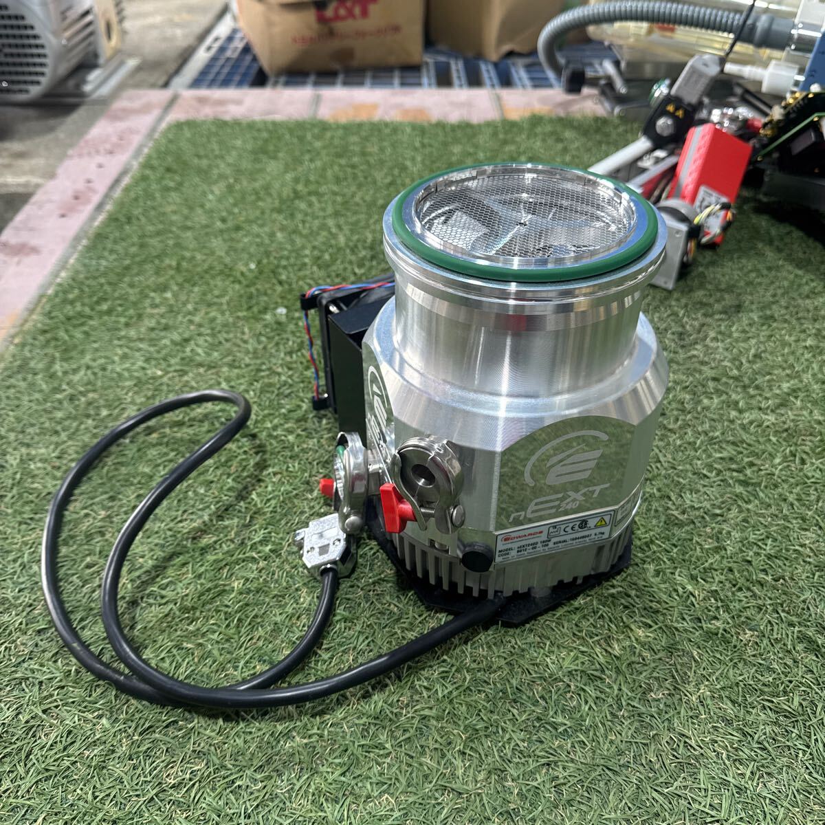 5B283 Edwards nEXT240D 160W ISO-100 ターボ分子真空ポンプ B812-00-100 /MS bioMerieux Vitekから取り外し　動作保証　