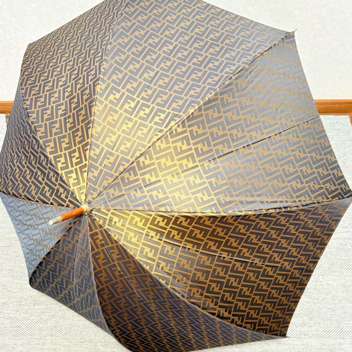 美品　FENDI フェンディ　ズッカ柄　ＦＦ柄　晴雨兼用アンブレラ　長傘　定番　人気