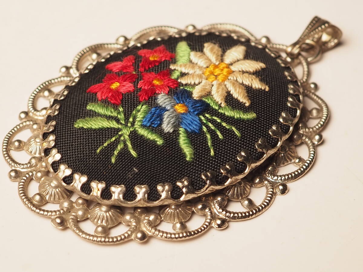 ヴィンテージ 海外購入　刺繍入りペンダントトップ　シルバー　