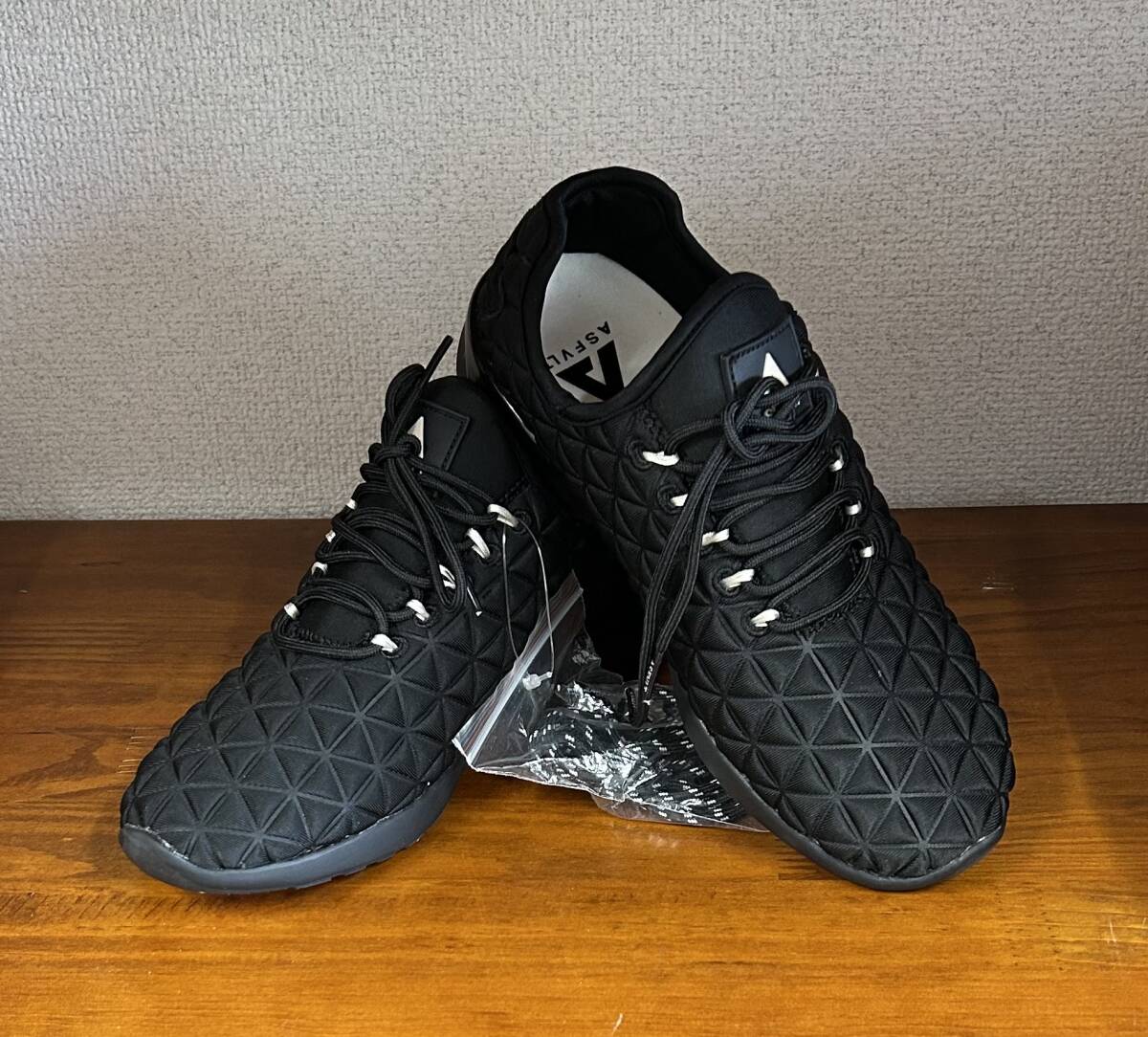 新品★フランスブランドの超軽量スニーカー☆黒☆24.0㎝