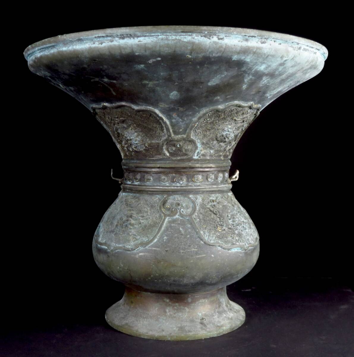 【SAKURAYA】九州某寺院整理品【古銅製 唐獅子彫花器】時代物 花入 花瓶 薄端 狛犬 細密細工 骨董品 古美術品 高さ26.5cm