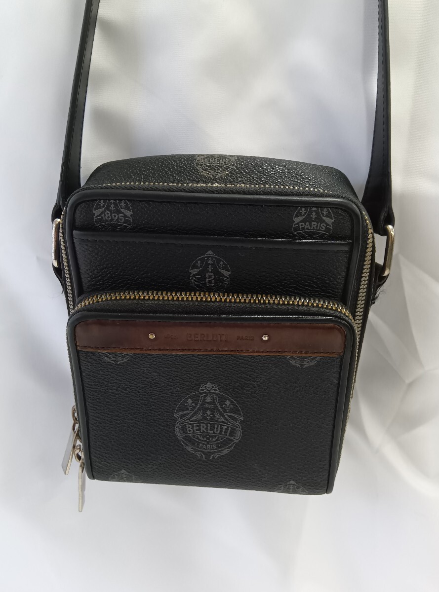 Berluti ベルルッティ マイルズ メッセンジャーバッグ ショルダーバッグ ボディバッグ レザー PVC メンズ 斜め掛け 黒 ビジネス