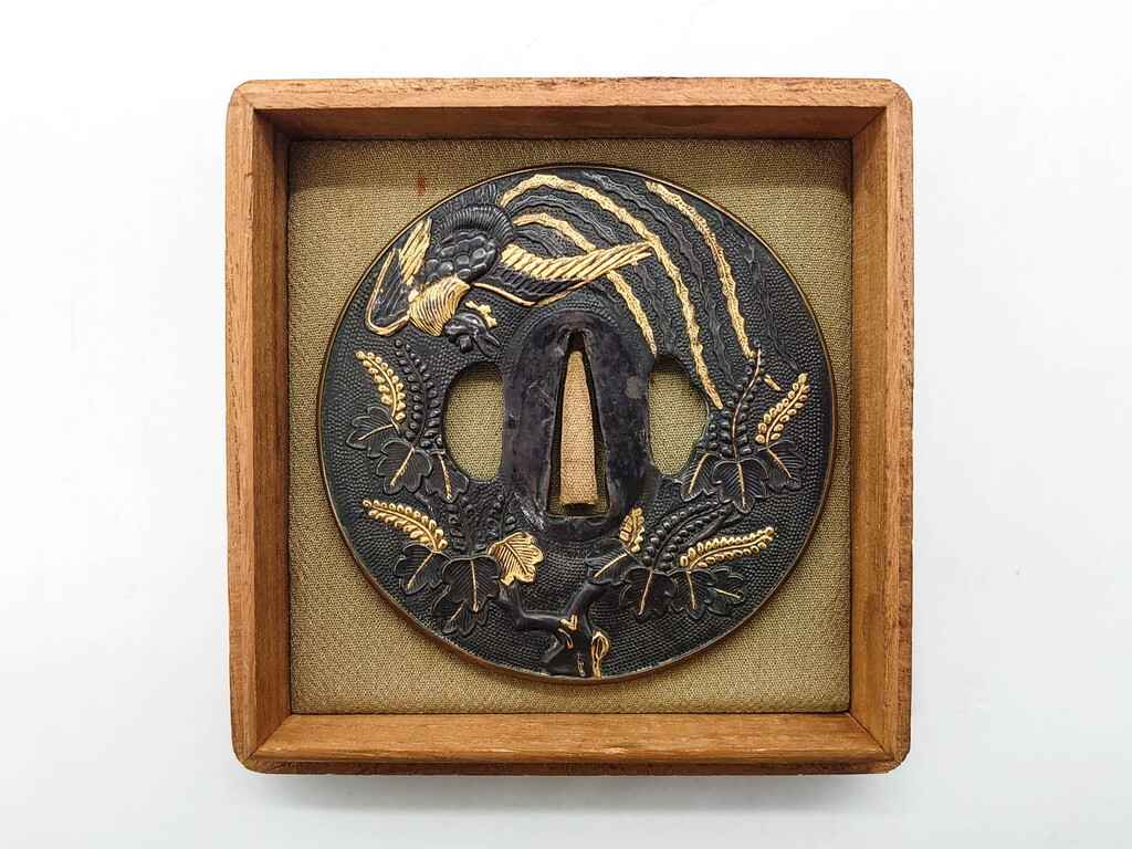 R-079845　時代武具　赤銅？　鐔　丸形　桐鳳凰図　魚子地　華やかな佇まいの大鍔(金彩、七子地、彫刻、刀装具、ケース付き)