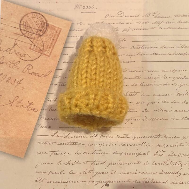 【送料無料】ブローチ 黄色 ハンドメイド ニット帽　イエロー 手編み　高品質 プレゼント　CR_J1