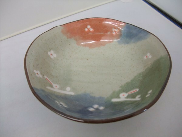 日本製　美濃焼　 みやま　おかず鉢　　中鉢　　約　１４ｃｍ　×　１３．５ｃｍ　　うさぎ　　磁器　