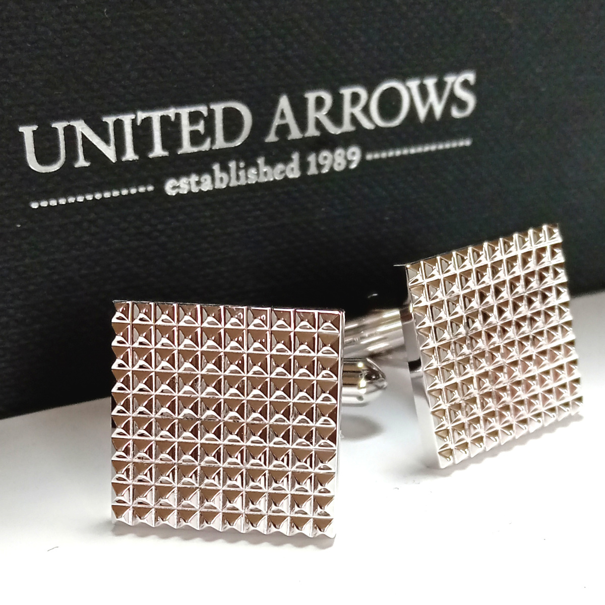 【uac492】UNITED ARROWS　ユナイテッドアローズ　カフス　カフリンクス　シルバー　正方形/スクエア　ピラミッドスタッズ　新品