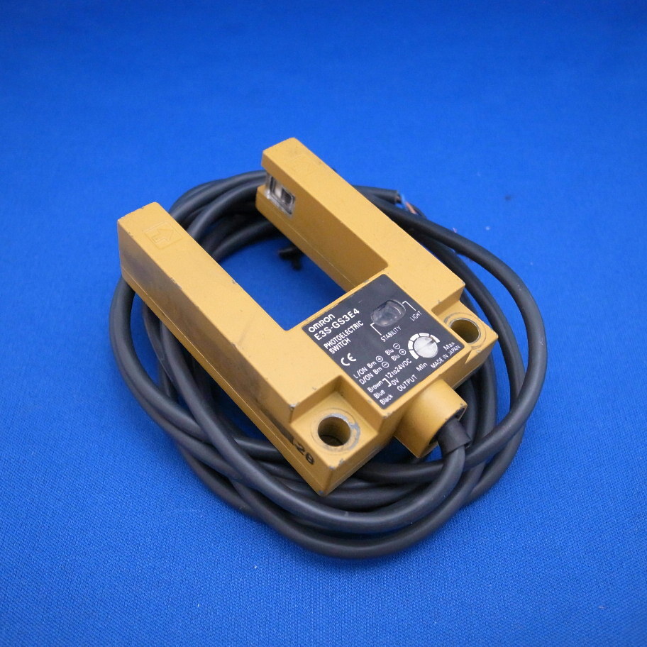 オムロン 溝型光電センサ E3S-GS3E4 中古品