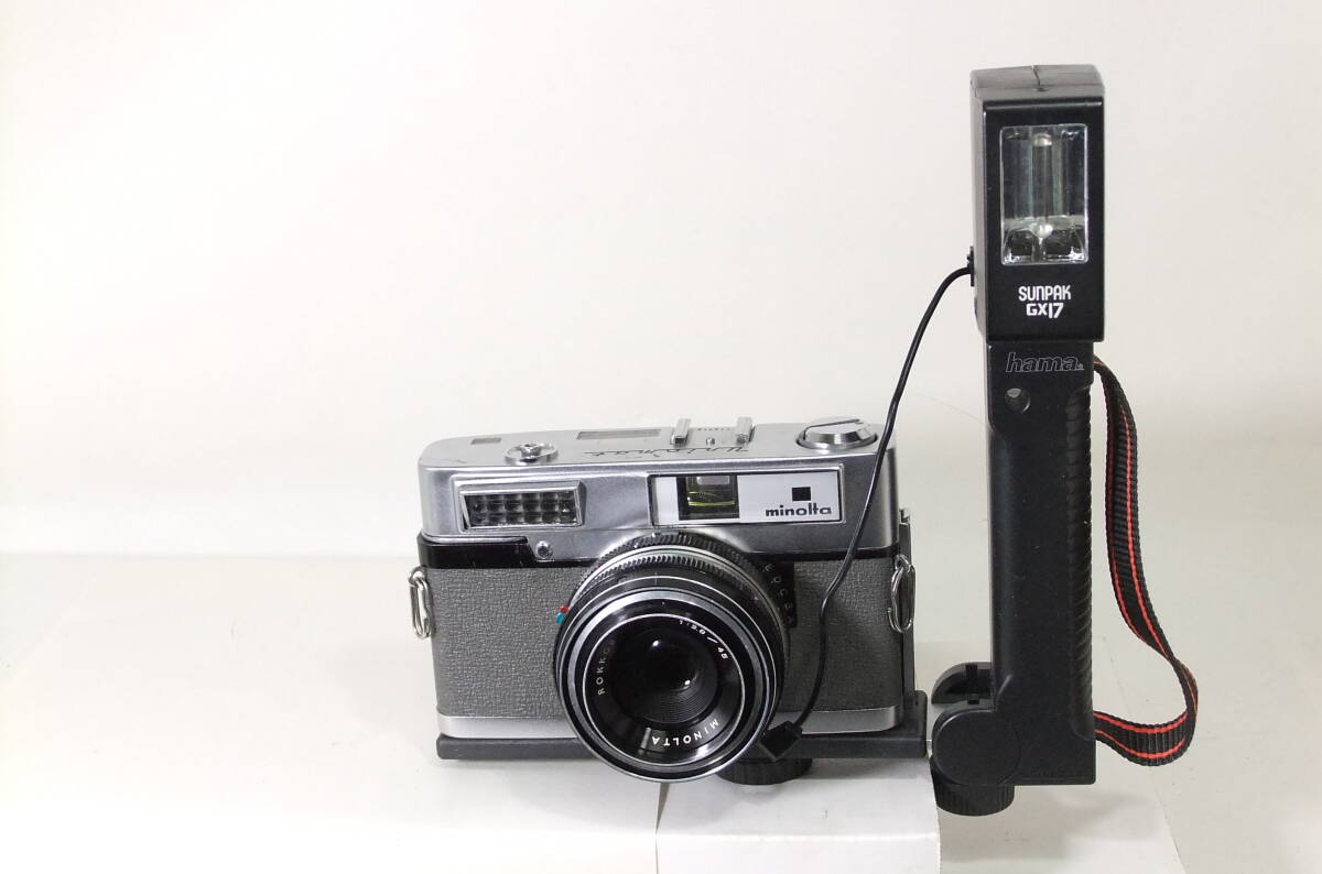 ミノルタ minolta Uniomat Ⅱ（ROKKOR 2.8/45mm）とSUNPAKストロボ とHAMA GRIP HOLDER 動くジャンク D056