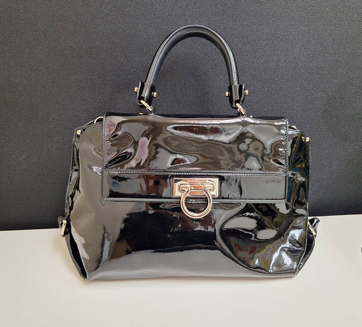 ◆　フェラガモ　ガンチーニ ミディアム ソフィア　 BW-21 A896　◆