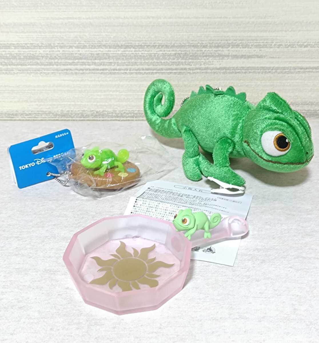 ディズニーストア パスカル アクセサリートレイ 小物入れ リゾート 光るおもちゃ 肩のせ ぬいぐるみ クリップ 陶器 レジン ラプンツェル
