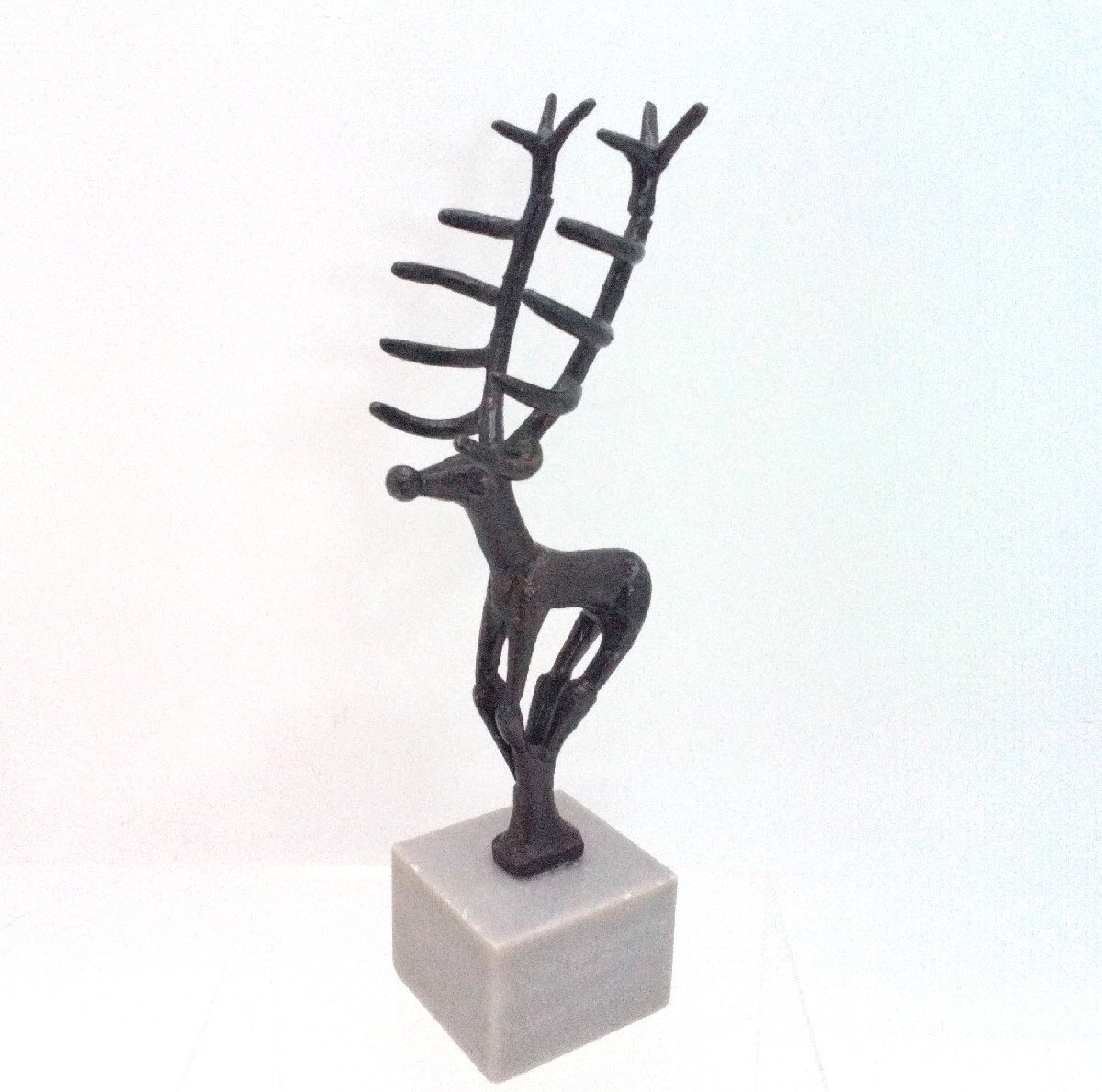 ブロンズ風 金属製 牡鹿 置物 オブジェ オヴジェ インテリア シカ deer インテリア 美術 台座の石に欠けあり【道楽札幌】