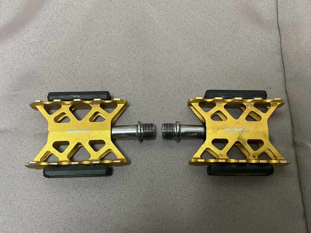 自転車　パーツ　ペダル　GIANT②　ジャイアント　フラットペダル　ゴールド　X