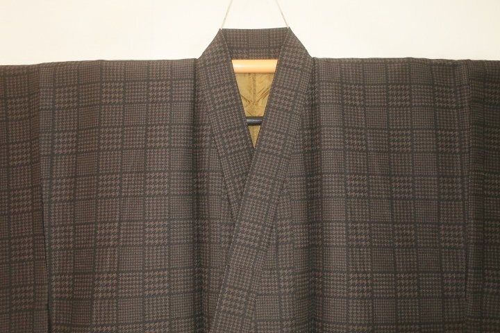 拾10243RM シルク化繊丹後縮緬調 男着物袷 裄70丈146К焦げ茶色濃淡・角通し千鳥格子文様 洗える江戸小紋 新品 茶人好み