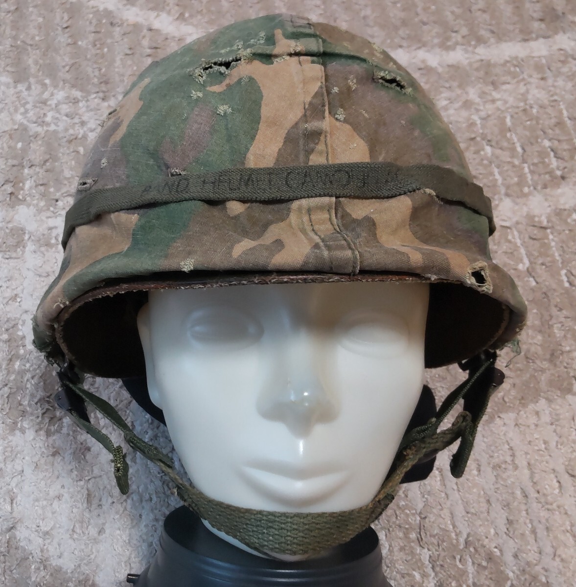 米軍 戦後型 M1956 鉄 ヘルメット 凹みあり ケブラーライナー、カモフラカバー、ヘルメットバンド付き。