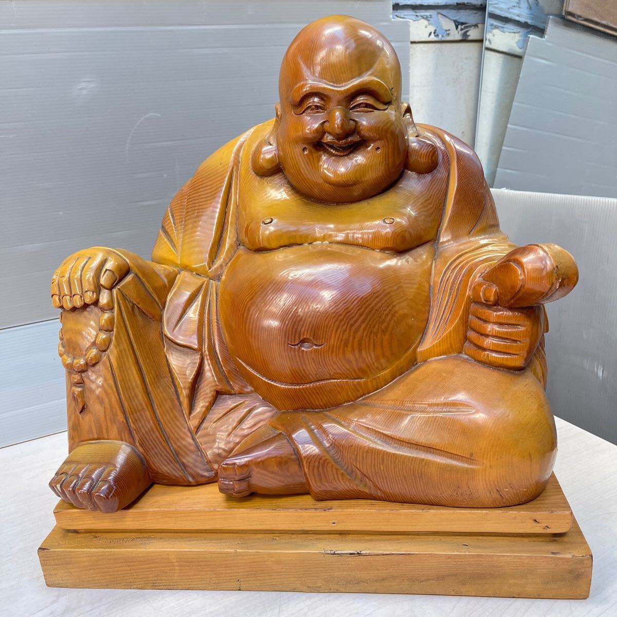 布袋様　木製　彫刻　縁起物　 木彫り　台座あり　 七福神　幅約36㎝　奥行約28㎝　高さ約40㎝（台座含）定価85,000円45-8
