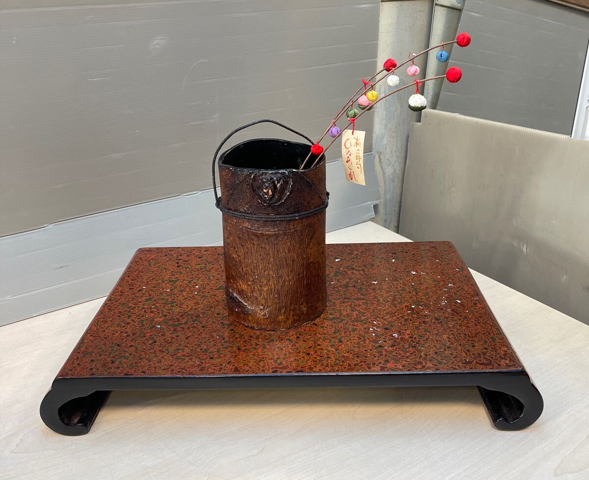 津軽塗花台　飾り台　49×29.5×7㎝　わじま花入銘入り　18×10×10㎝　布細工（桃） 木製　42-9