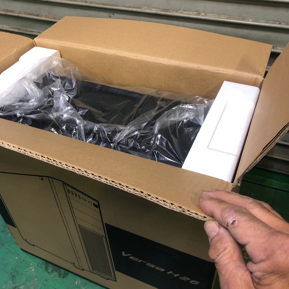 【versa H26 未使用ミドルタワー】Thermaltake箱入り　パソコン　ケース　自作用【25/03 TY下】