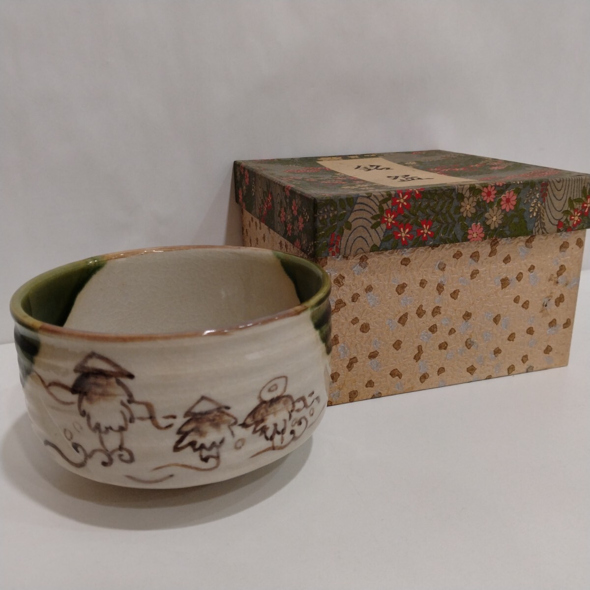 M203016　織部焼　加藤五陶 作　抹茶碗　茶碗　紙箱付 ☆ 茶道具　抹茶道具　茶器　抹茶器