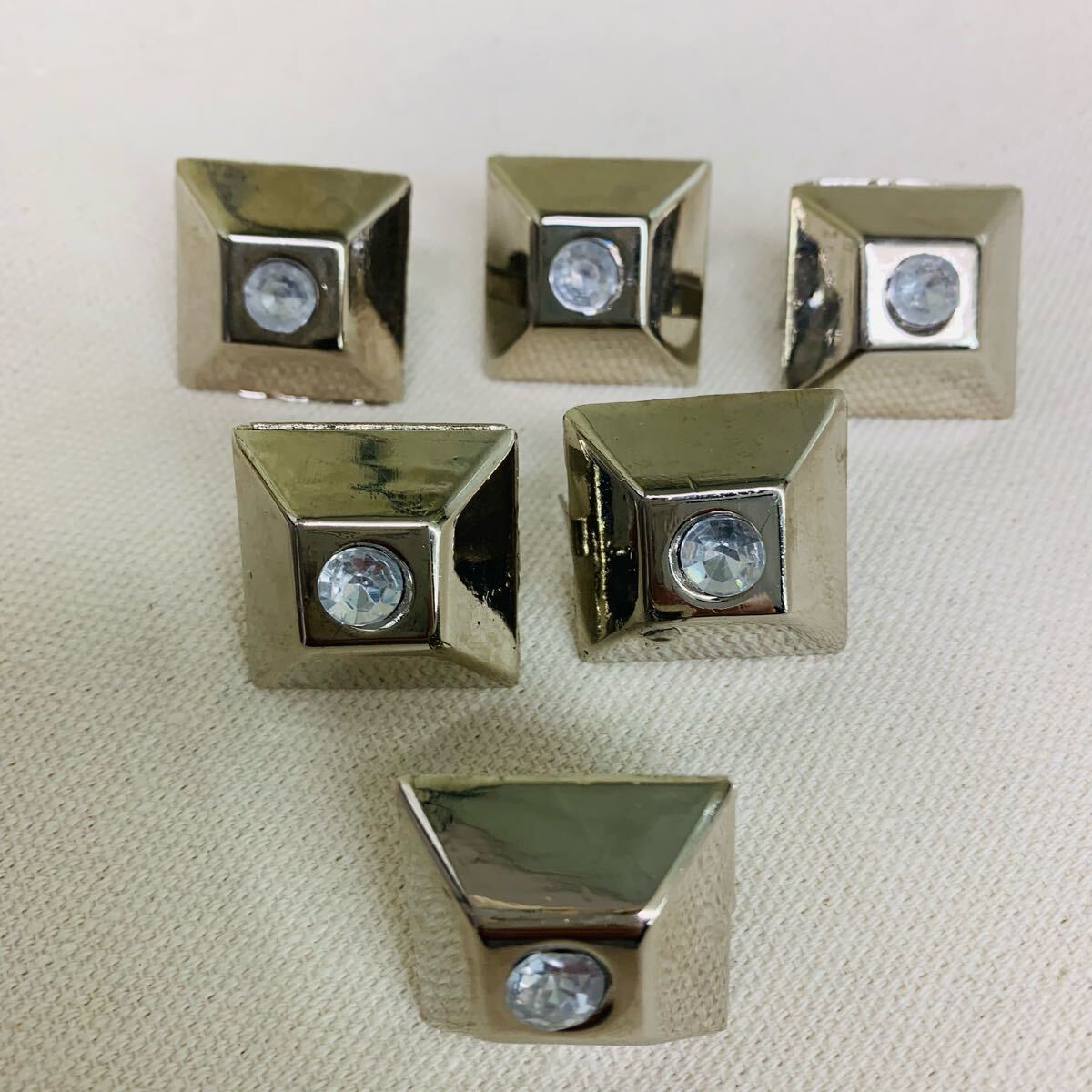 ピラミッドスタッズ/ビジュー入り/20×20×10ｍｍ/　6個　/四角/メタリック