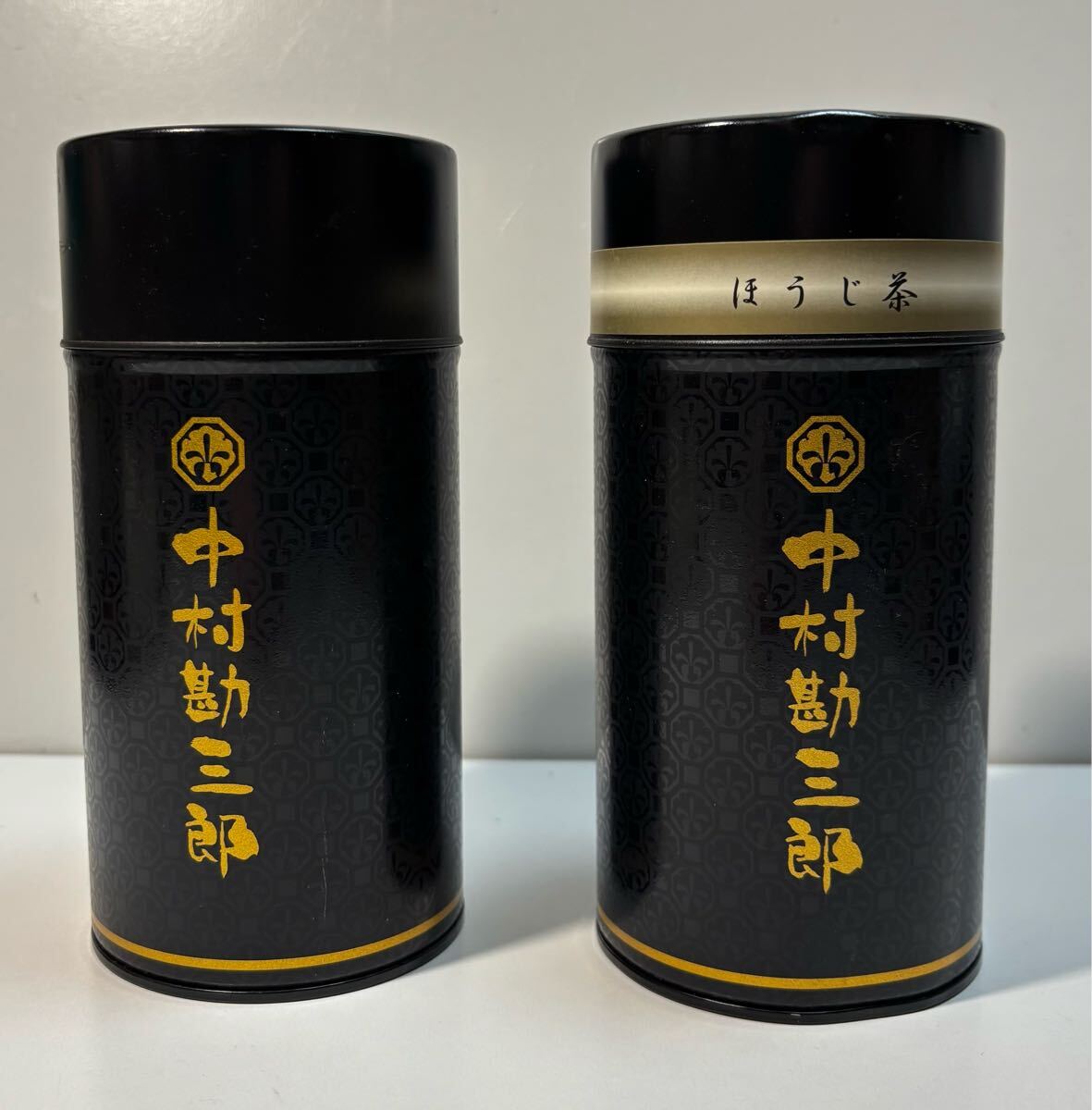 お茶の空缶2個　歌舞伎役者の中村勘三郎さん名、家紋入り　缶の下缶全体に中村勘三郎の家紋入り　空缶です　コレクション