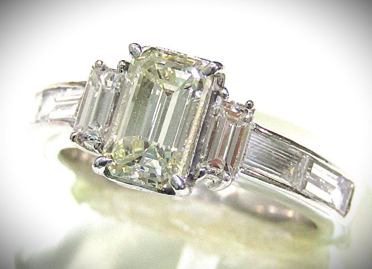 大粒 豪華 1.026ct エメラルドカット 脇石 1.07ct ダイヤモンド リング 8号 鑑定書付属