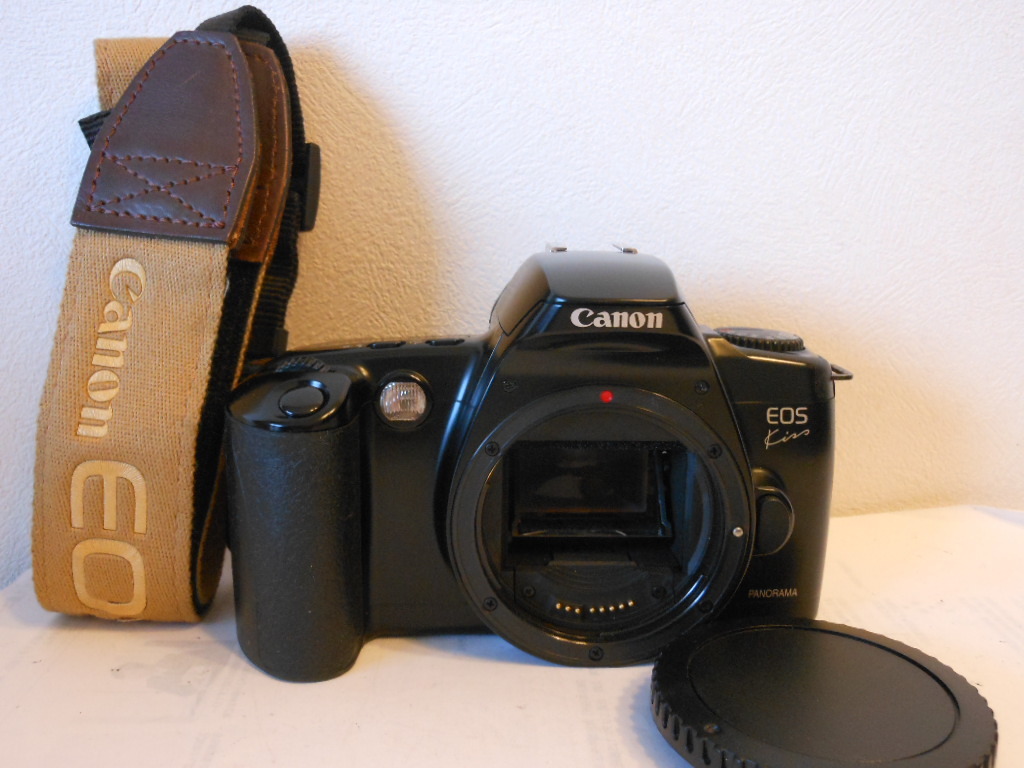 ☆美品☆Canon 　ＥＯＳ Kiss　フィルム一眼レフカメラ　　即日発送　キヤノン　　　ストラップ付