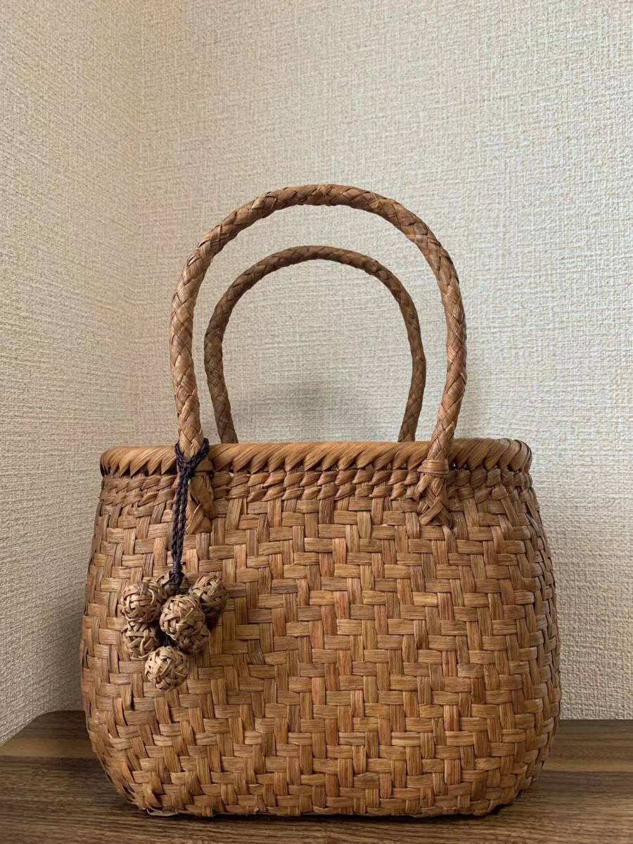 山葡萄かごバッグ　手作り　籠バッグ　網代編み　チャーム付き