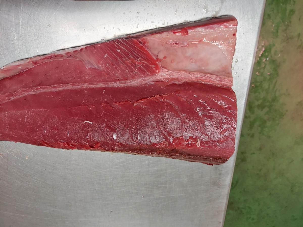 天然本マグロ腹皮付き(トロ)1.0kブロック12345円即決