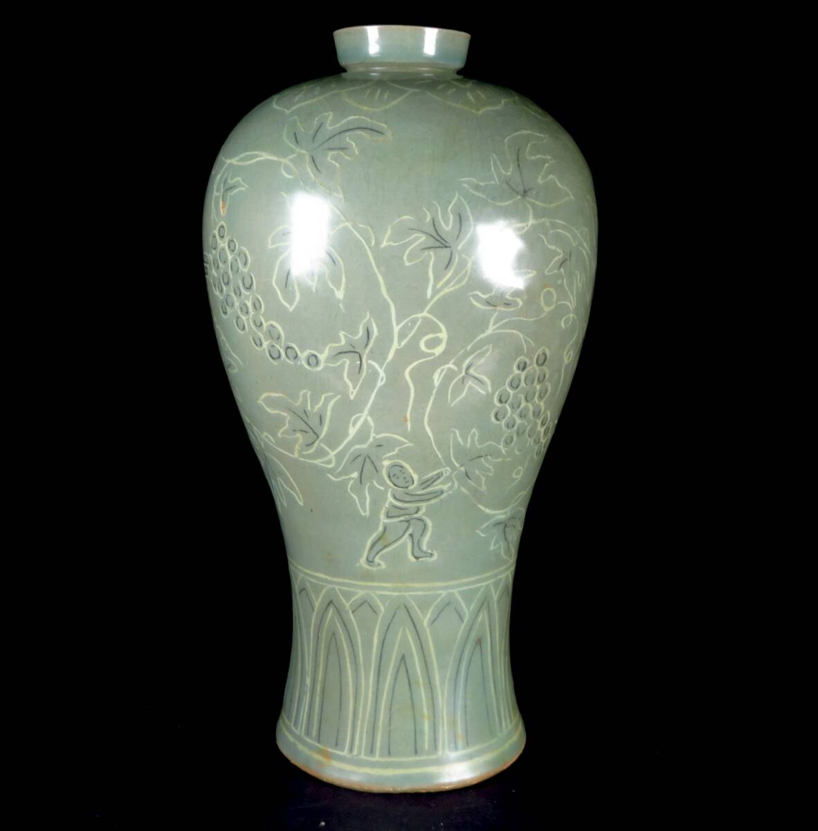 【SAKURAYA】コレクター委託品【高麗青磁 白黒象嵌花唐草葡萄人物文花瓶】花器 飾壺 朝鮮古美術 朝鮮古陶磁 時代物 李朝 韓国 高さ35.5cm
