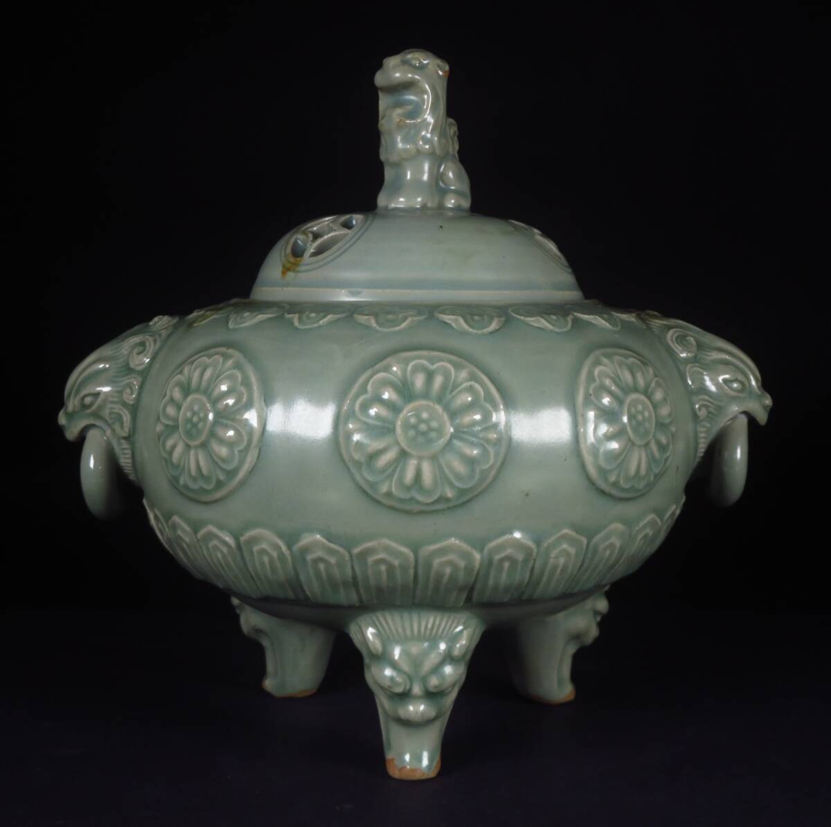 【SAKURAYA】コレクター委託品【青磁 貼花双菊花文獅子摘獣耳付香炉】〜清代 香櫨 茶道具 時代物 中国古美術 中国古玩 龍泉窯 骨董品 24cm