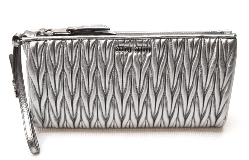 極美品 miu miu ミュウミュウ 【レザー マテラッセ シルバー ポーチ クラッチバッグ シルバー×シルバー金具】小物入れ