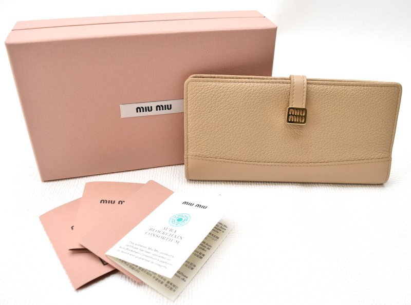 極美品 2024SS MIU MIU ミュウミュウ 【レザー 二つ折り長財布 ベージュ×ゴールド金具 5MV027 現行ロゴ】箱付き