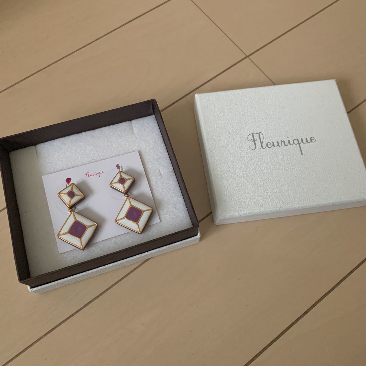 Fleurique ピアス アクセサリー 白 ホワイト 新品未使用 箱入り 値下げ