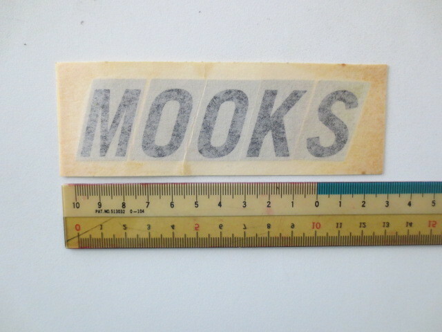  ★新品★MOOKS,ムークスのステッカー、サイズ、１20ｍｍＸ３3ｍｍ，色、シルバー、ベースに黒文字。