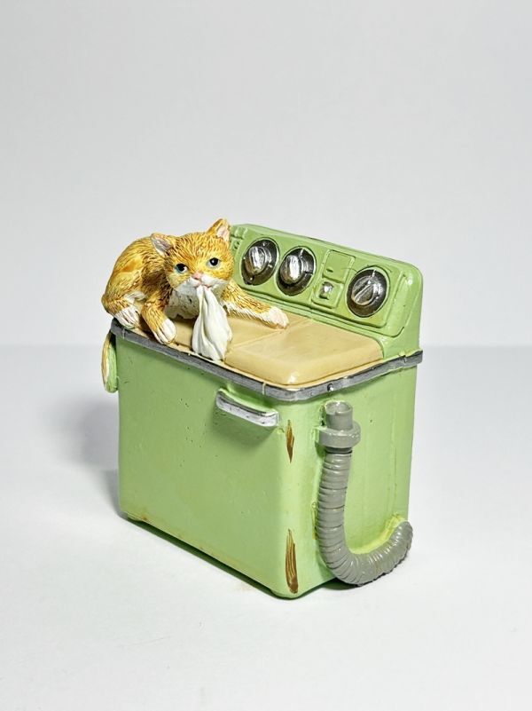 ネコオブジェ ミニチュア 洗濯機の上で遊ぶネコ 猫 猫雑貨 インテリア 小物 雑貨 飾り かわいい 置物 アンティーク調