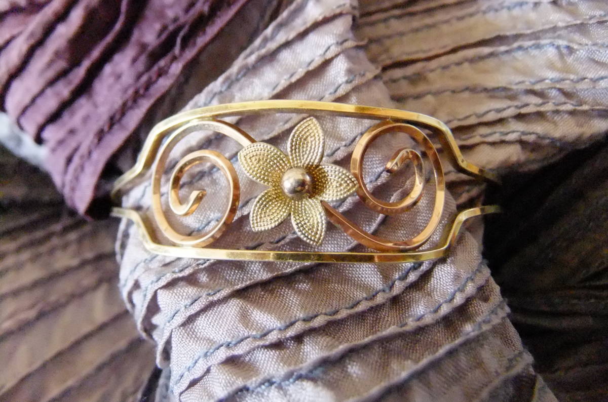 ヴィンテージ：小さめサイズの花と渦模様のバングル 