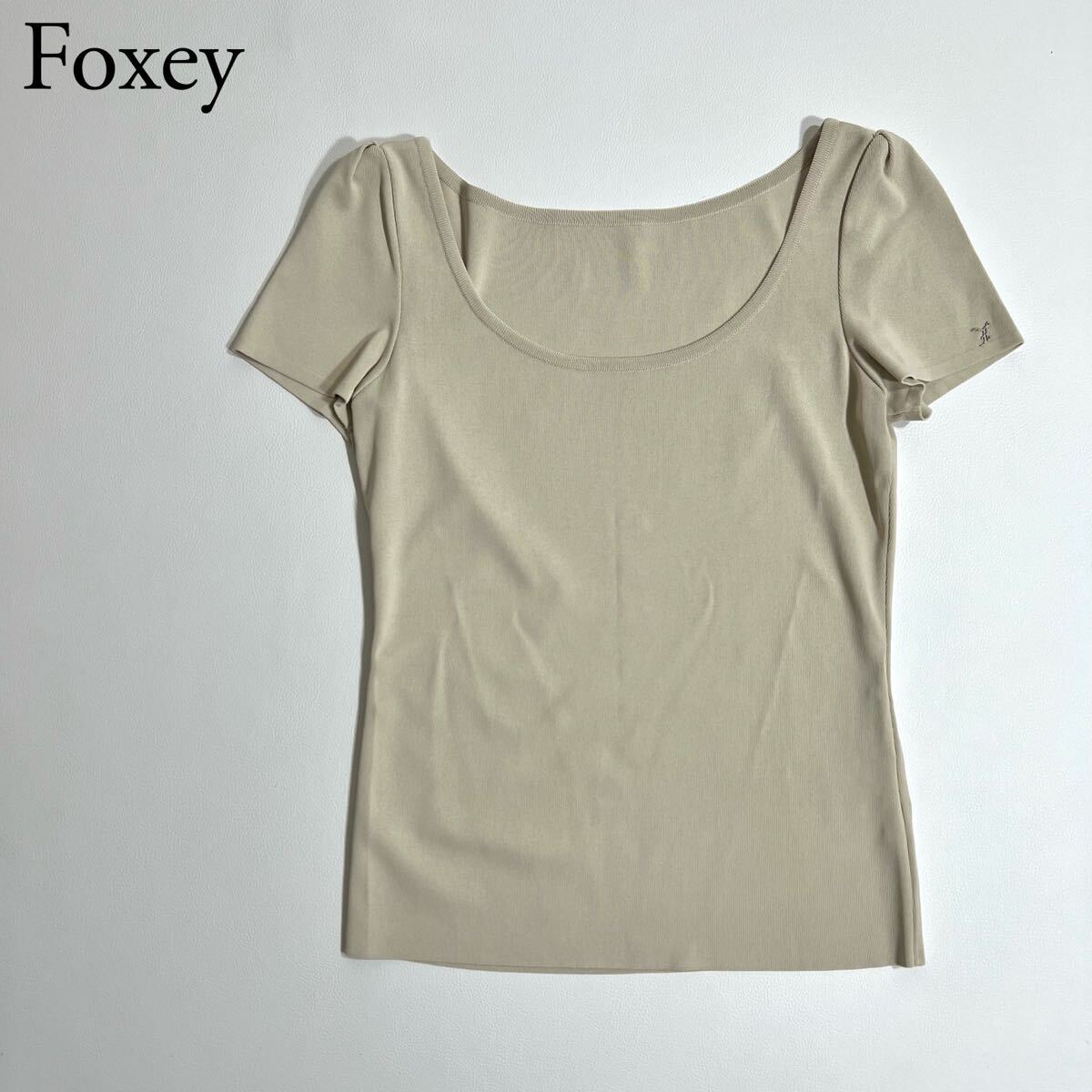 良品 FOXEY NEW YORK フォクシーニューヨーク ニット　ジュリビーンセーター ロゴプレート トップス パウダーベージュ 半袖 40 レディース