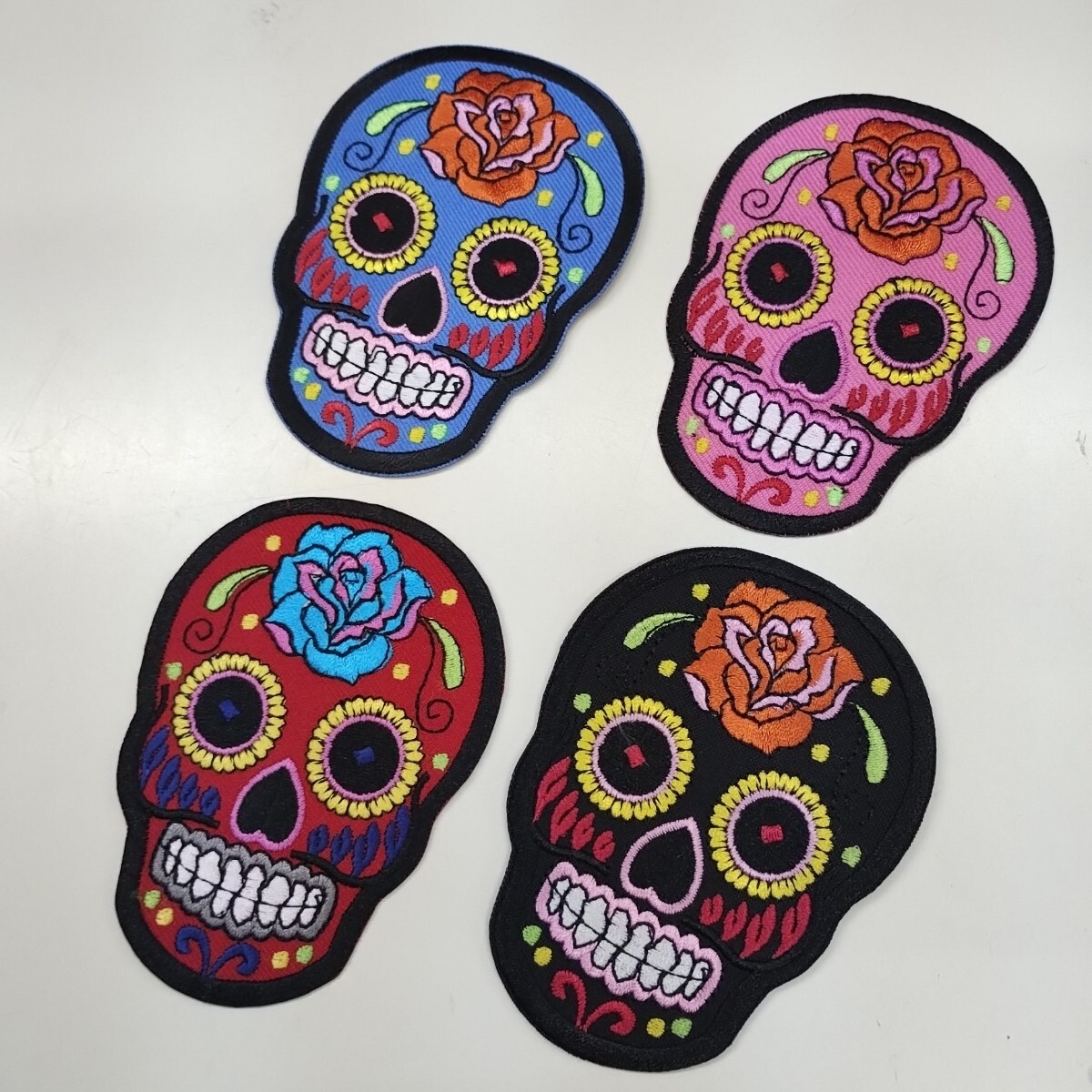 ☆ カラフルでおとぼけなドクロのワッペン 4枚セット m015