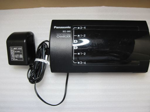 B0014　Panasonic　ニッケル水素/ニカド電池充電器　BQ-560　充電池をセットし電源が入ることを確認　中古長期保存品　ジャンク品　1台　