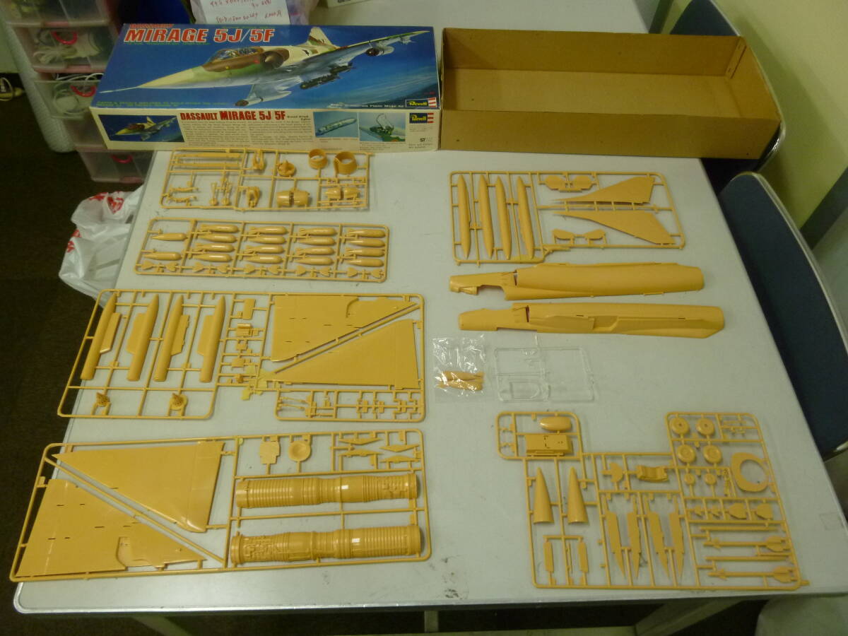 中古ジャンク　Revell　MIRAGE　5J/5F　1/32【R-184】 送料無料(北海道沖縄・離島・佐川急便中継料金がかかる地域は除く)